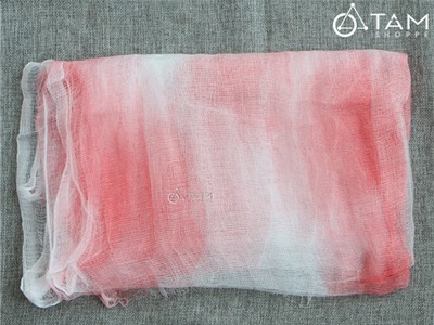 Tấm băng gạc dính máu trang trí